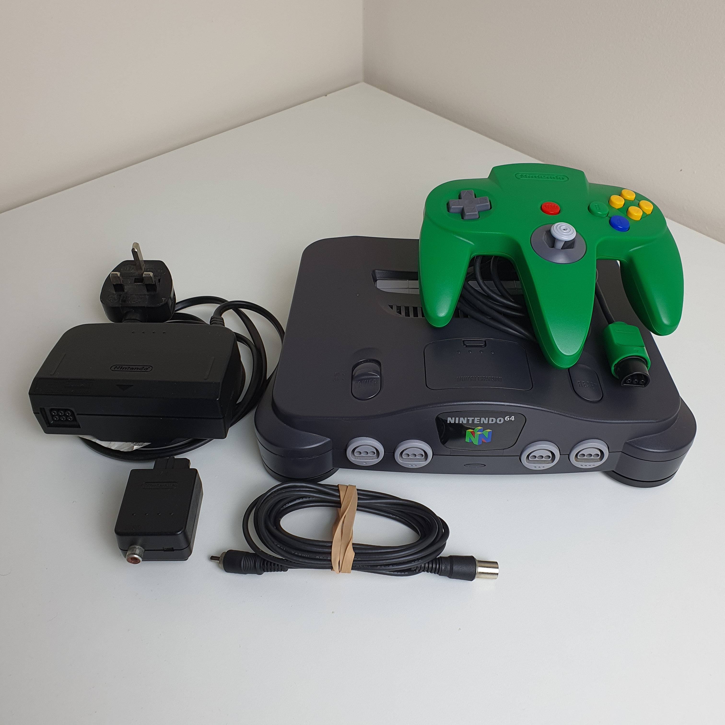 Nintendo 64 bundle (1 controller, 2 deals games)